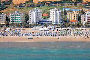 Fronte mare, spiaggia inclusa