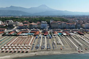 Fronte mare, vicino alle più belle città toscane