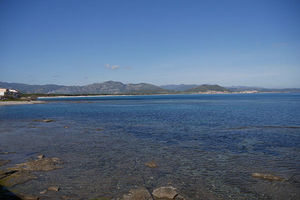 Affacciato sulla rinomata spiaggia di Santa Lucia