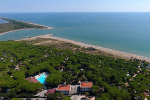 Immerso nella pineta, fronte mare