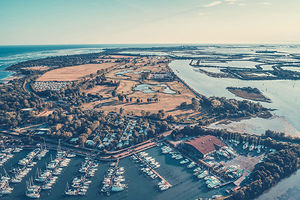 Incastonato nella pineta, a 200 metri dal mare