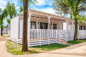 Incastonato nella pineta, a 200 metri dal mare