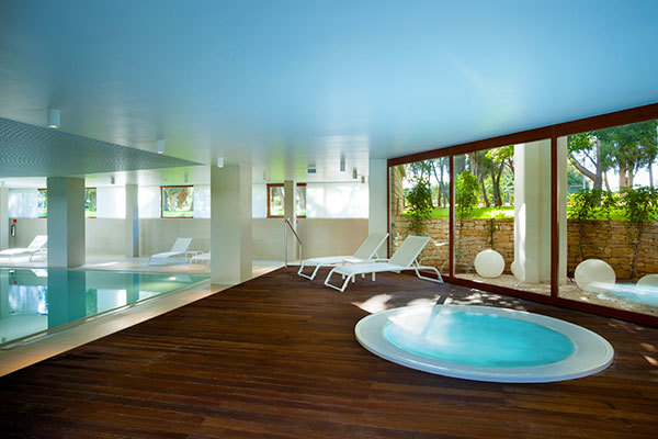 Elegante hotel in una piccola baia