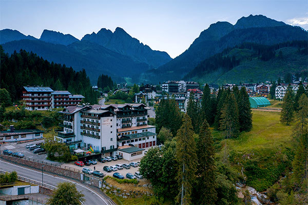 HOTEL COLFOSCO 3* - San Martino di Castrozza (TN) In tipico stile alpino