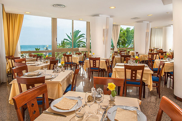 HOTEL CORALLO 3* - Villa Rosa di Martinsicuro (TE) Con spiaggia privata, fronte mare