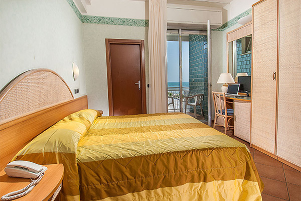 HOTEL CORALLO 3* - Villa Rosa di Martinsicuro (TE) Con spiaggia privata, fronte mare