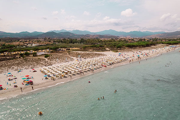 Lunga spiaggia bianca di sabbia fine