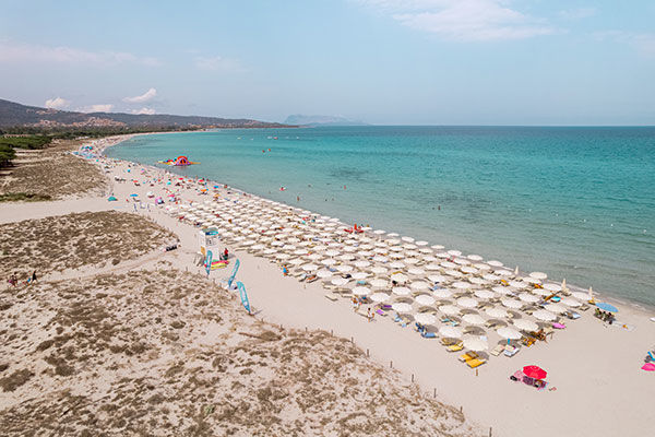 Lunga spiaggia bianca di sabbia fine