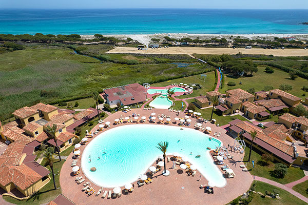 Lunga spiaggia bianca di sabbia fine