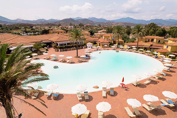 Lunga spiaggia bianca di sabbia fine