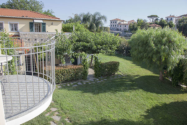 Appartamenti con piscina sulla Riviera Ligure