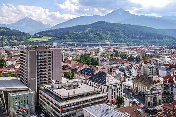 Nel centro di Innsbruck con vista sulle Alpi