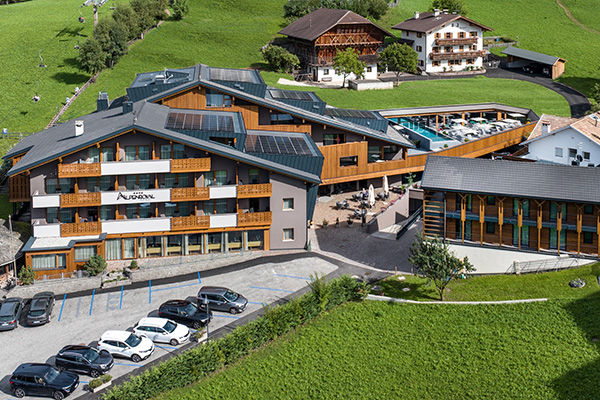 Piscina panoramica sulle Dolomiti