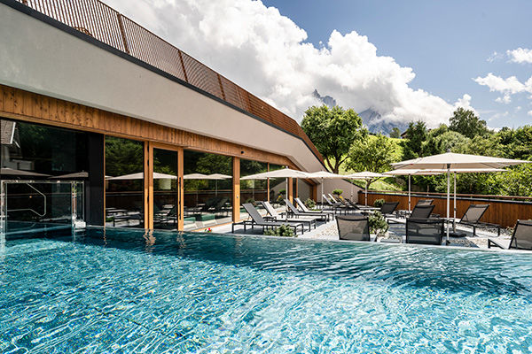 Piscina panoramica sulle Dolomiti