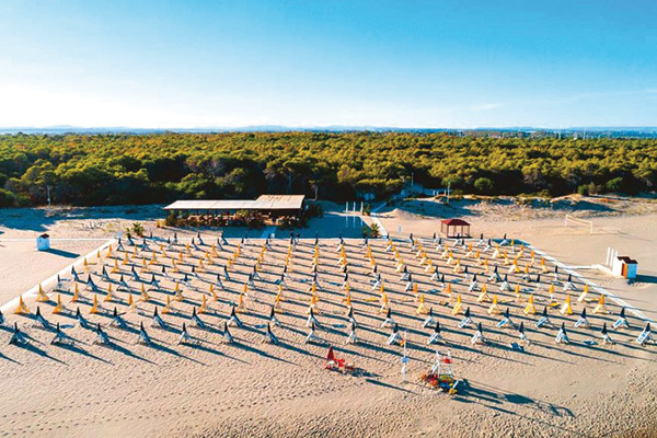 Sulla lunga spiaggia di sabbia finissima