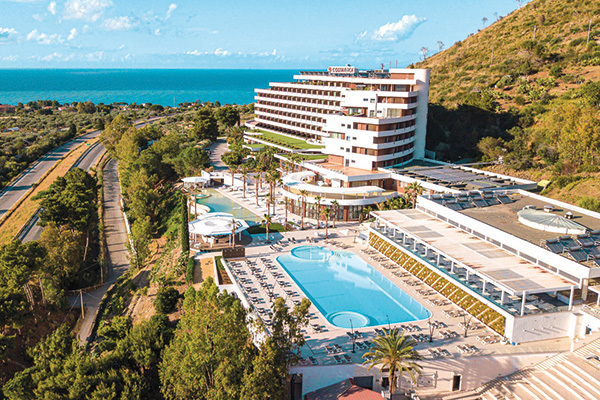 Piscina a sfioro panoramica di 430 mq