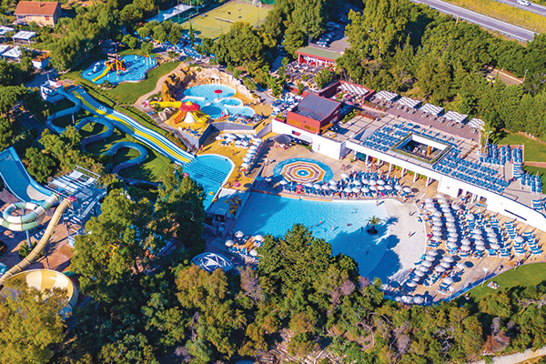 Piscina a sfioro panoramica di 430 mq