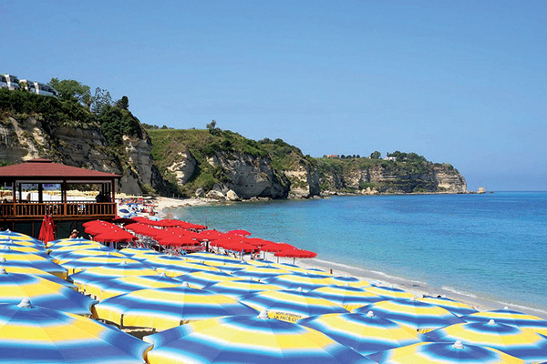 A 2,8 km dalla spiaggia, navetta inclusa