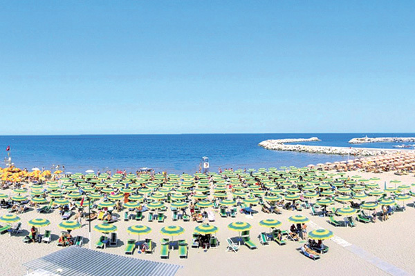 Immerso nel verde, a 500 metri dalla spiaggia