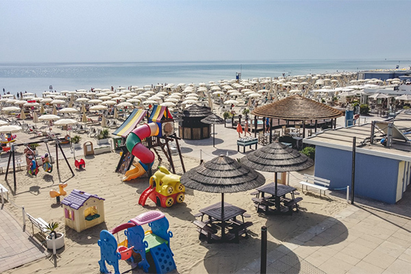 Fronte mare con servizio spiaggia