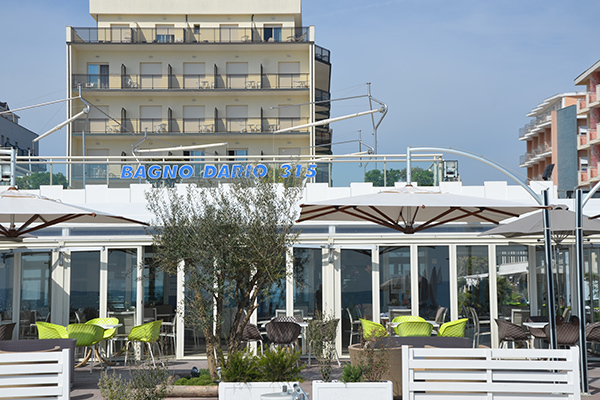 Fronte mare con servizio spiaggia