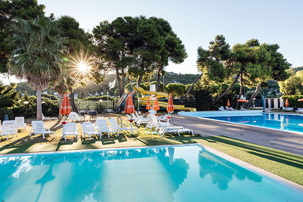 HOTEL RESIDENCE JULIA - Peschici (FG) Posizione esclusiva sul Gargano