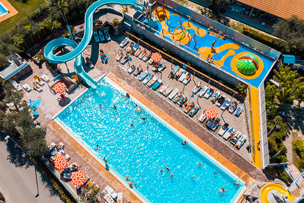 Fronte lago con piscina panoramica
