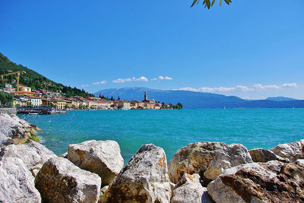 Fronte lago con piscina panoramica