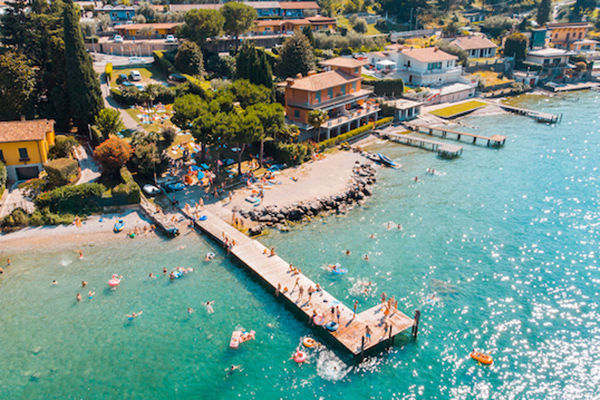 Fronte lago con piscina panoramica