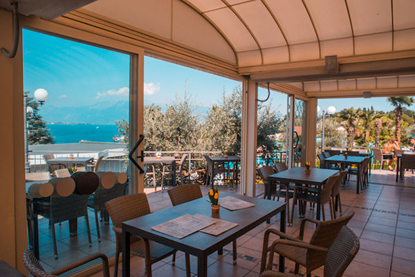 Fronte lago con piscina panoramica