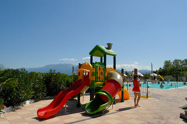 Fronte lago con piscina panoramica