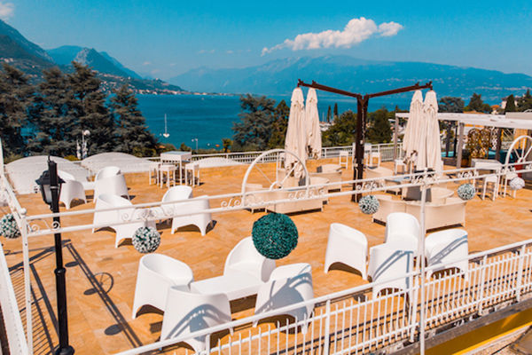 Fronte lago con piscina panoramica