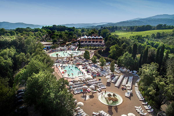 Immerso tra le colline del Chianti, con 2.500 mq di piscine