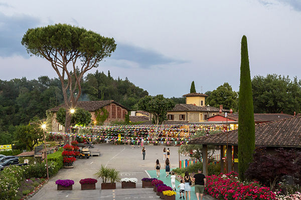 Immerso tra le colline del Chianti, con 2.500 mq di piscine