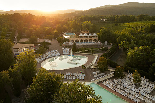 Immerso tra le colline del Chianti, con 2.500 mq di piscine