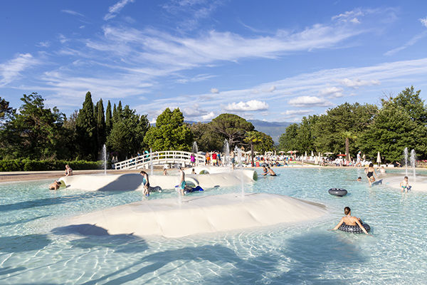 Immerso tra le colline del Chianti, con 2.500 mq di piscine