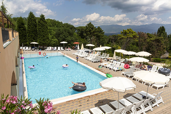 Immerso tra le colline del Chianti, con 2.500 mq di piscine