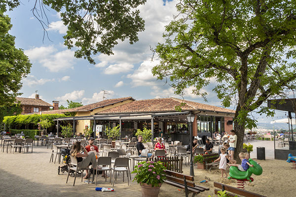 Immerso tra le colline del Chianti, con 2.500 mq di piscine