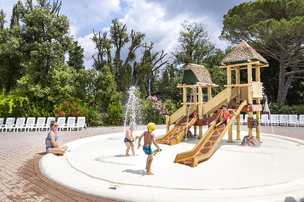 Immerso tra le colline del Chianti, con 2.500 mq di piscine