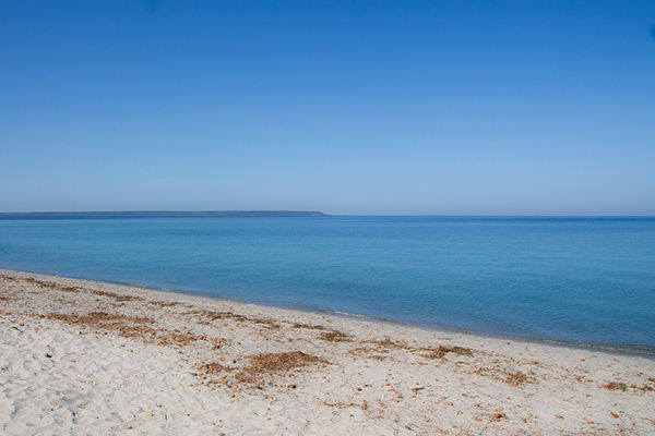 Sulla costa centro-occidentale della Sardegna