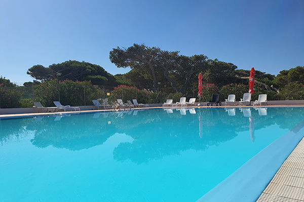 Sulla costa centro-occidentale della Sardegna