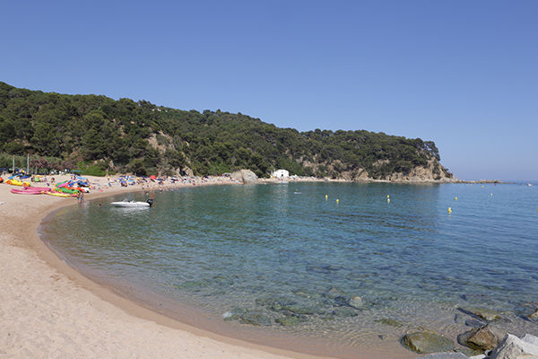 Lungo la vivace Costa Brava