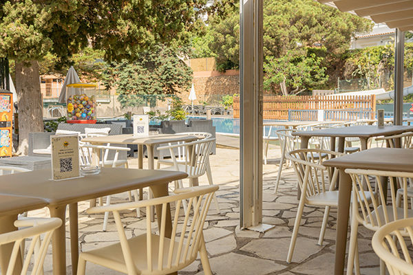 Lungo la vivace Costa Brava