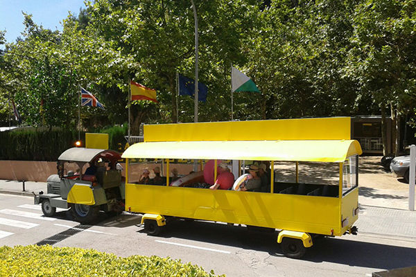 Lungo la vivace Costa Brava