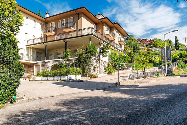 In posizione panoramica, a 3 km dal Lago di Garda