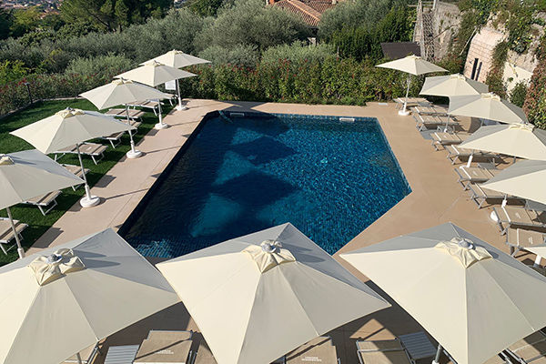 In posizione panoramica, a 3 km dal Lago di Garda