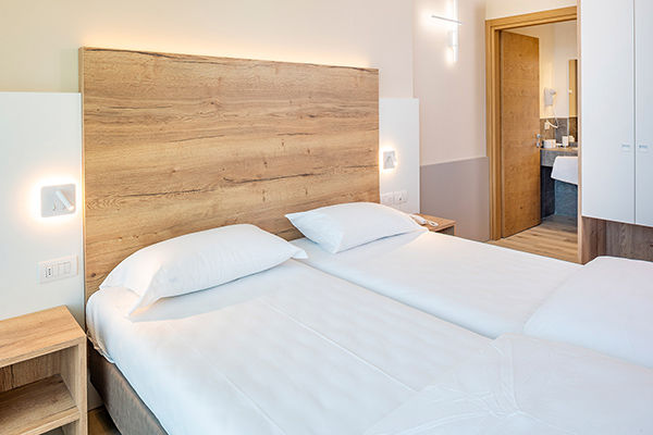 In posizione panoramica, a 3 km dal Lago di Garda