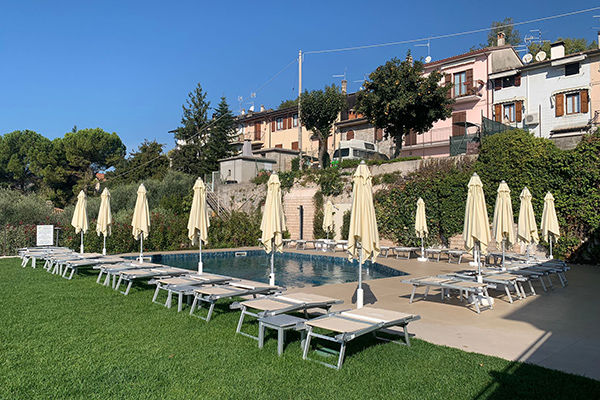 In posizione panoramica, a 3 km dal Lago di Garda