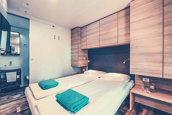 Incastonato nella pineta, a 200 metri dal mare