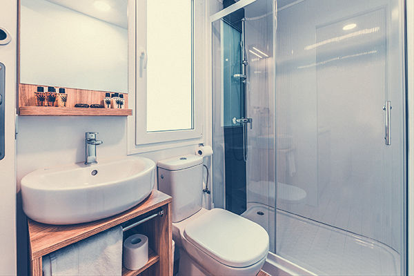 Incastonato nella pineta, a 200 metri dal mare